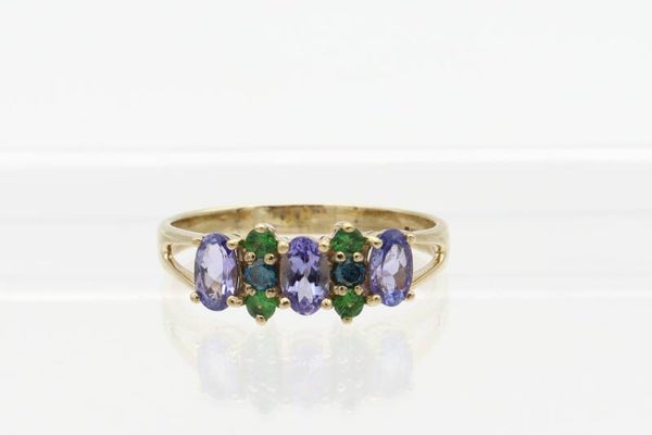 9 Karaat. Vintage ring met amethist,smaragd en blauwe diamant. Maat:18.25. Nr: 2020/727.