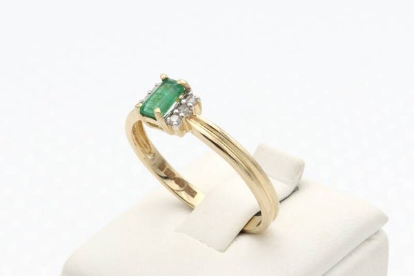 9 Karaat. Vintage ring met smaragd en diamant Maat: 17.75. Nr: 2020/767.