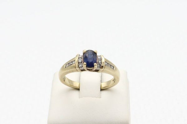 9 Karaat. Vintage ring met saffier en 12x diamanten. Maat: 16.6. Nr: 2020/762.