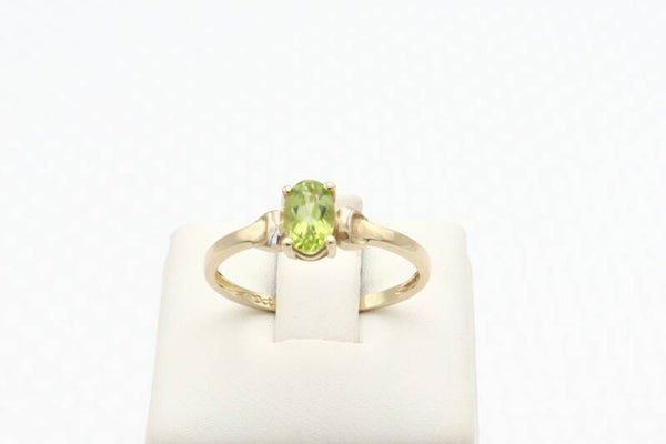 9 Karaat. Vintage ring met peridot. Maat:16.25. Nr: 2020/769.