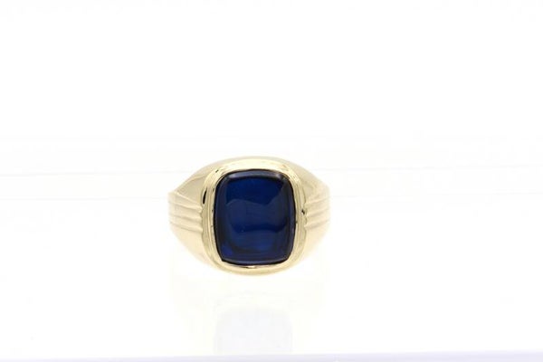 Gouden ring met blauwe saffier. Maat: 21.1. 2020/828.