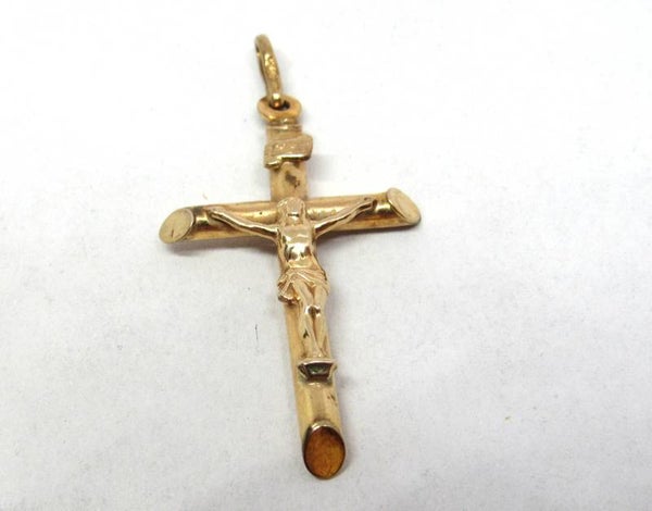 9 Karaat. Antiek kruis met jezus. INRI. Nr:18/416.
