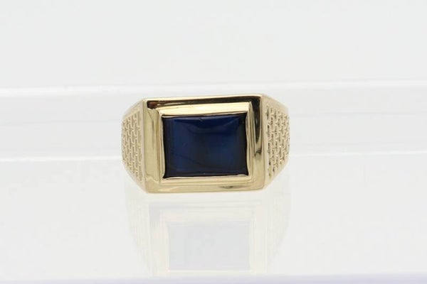Gouden ring met blauwe saffier. Maat: 20.1. 2020/832.