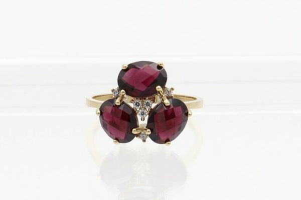 Gouden vintage ring met granaat  en zirkonia. Maat: 18. 2020/839.