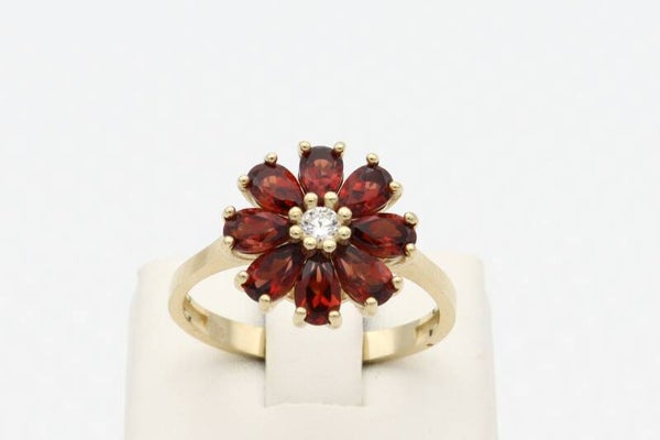 14 Karaat. Gouden vintage ring met granaat en diamonds. Maat: 18.1. Nr: 2020/853.
