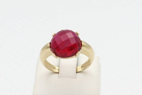 Gouden vintage ring met robijn. Maat: 17.8. 2020/871.