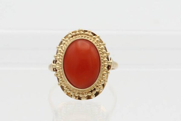 Gouden vintage ring met bloedkoraal. Maat: 15.8. 2020/885.