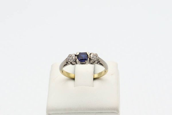 18 Karaat. Gouden Art Deco ring met saffier en diamanten. Maat: 15. Nr: 2020/892.