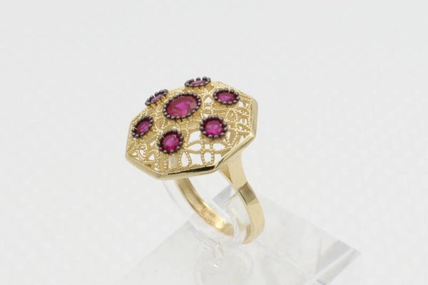 Gouden vintage ring met robijn. Maat: 18.25. 2020/916.