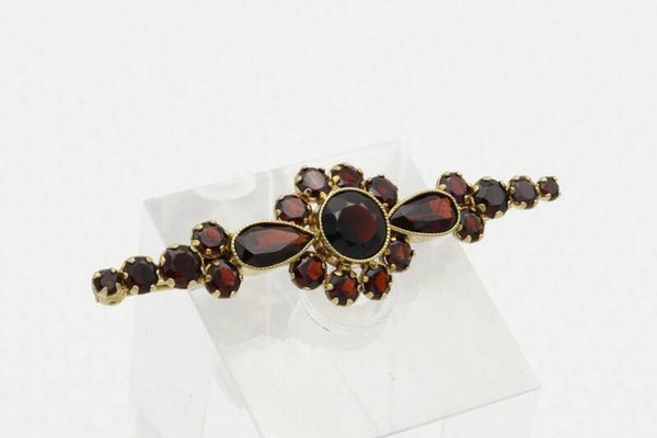 Gouden antieke broche met granaat. 2020/932.