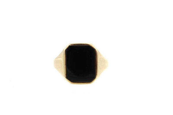 Gouden ring met onyx. Maat: 19.8. 2020/959.