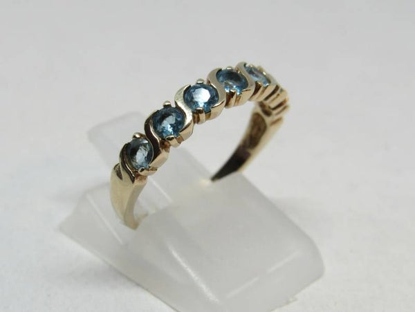 9 Karaat. Ring met 7x topaas. Maat 16.25. Nr: 18/498.