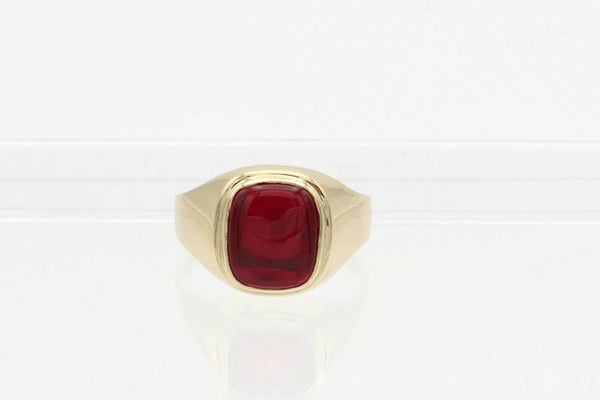 Gouden ring met robijn. Maat: 22.1. 2020/969.