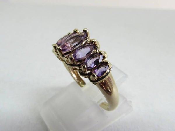 9 Karaat. Ring met 7x amethist. Maat: 17.3. Nr: 19/A358