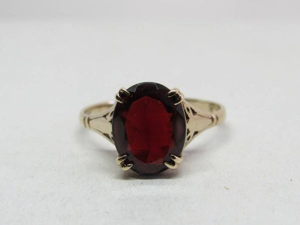 Nr: 18/511. 9 Krts. Gouden ring met Granaat. Maat: 16.6.