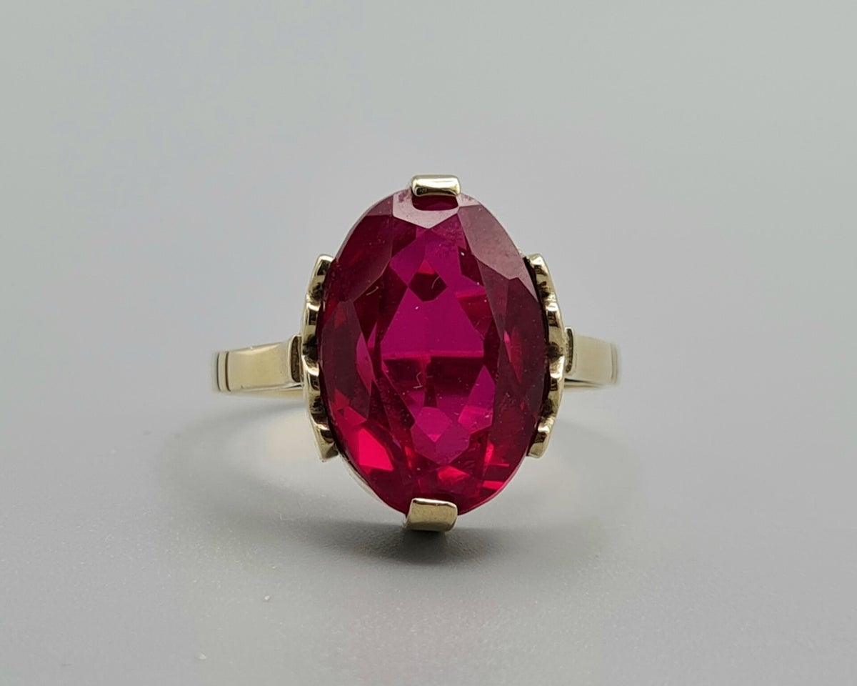 Gouden ring met Robijn. Vintage ring met Robijn.