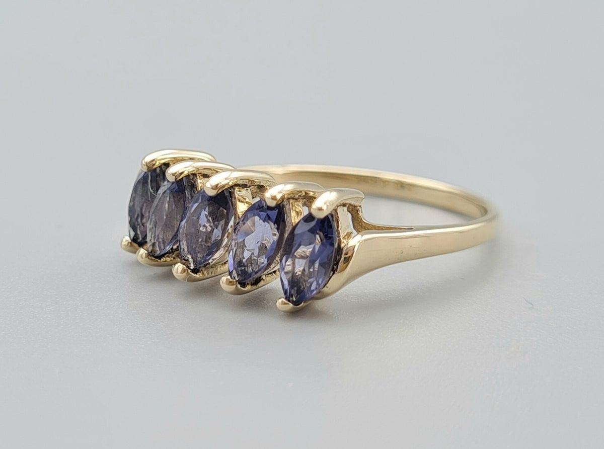 Gouden ring met Lolite. Vintage ringen met Edelstenen.