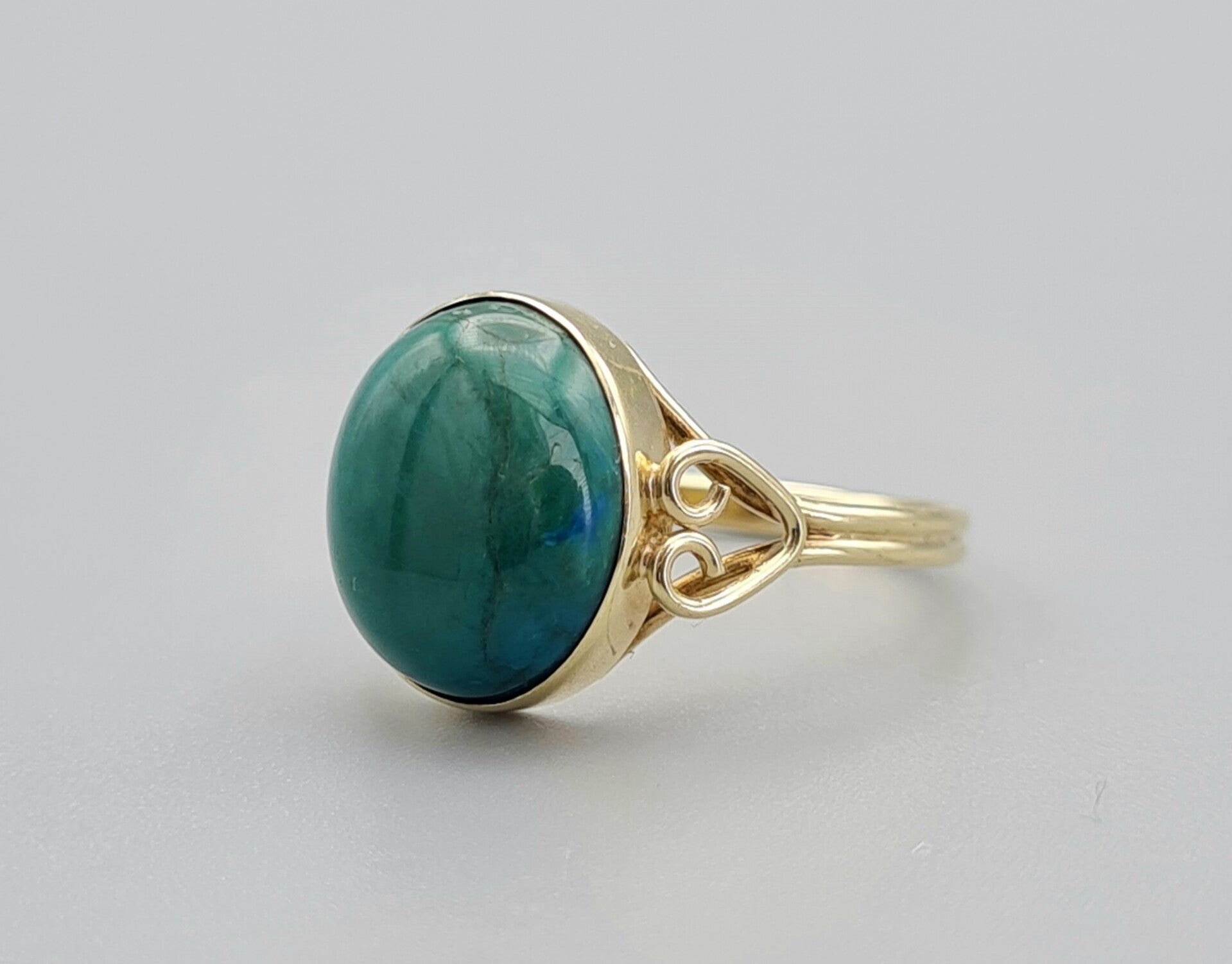 Vintage ring met edelsteen jade. 2023/381.