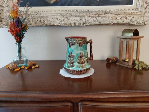 Pichet en barbotine 19éme à décor de pomme de sapin