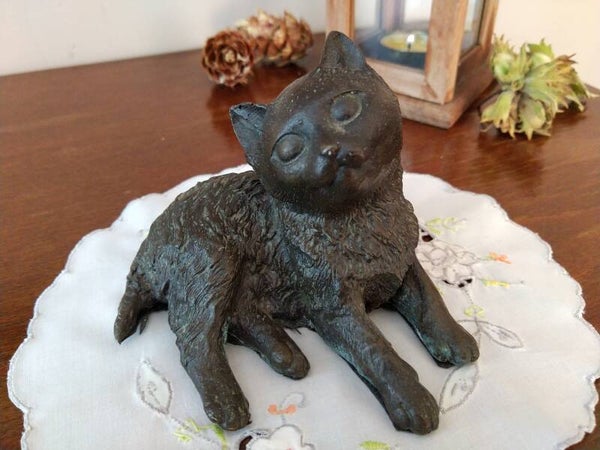 Joli petit chat en bronze véritable, 20ème siècle