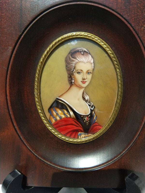 Peinture à l'huile miniature signée HIL, portrait d'une élégante, milieu 20ème