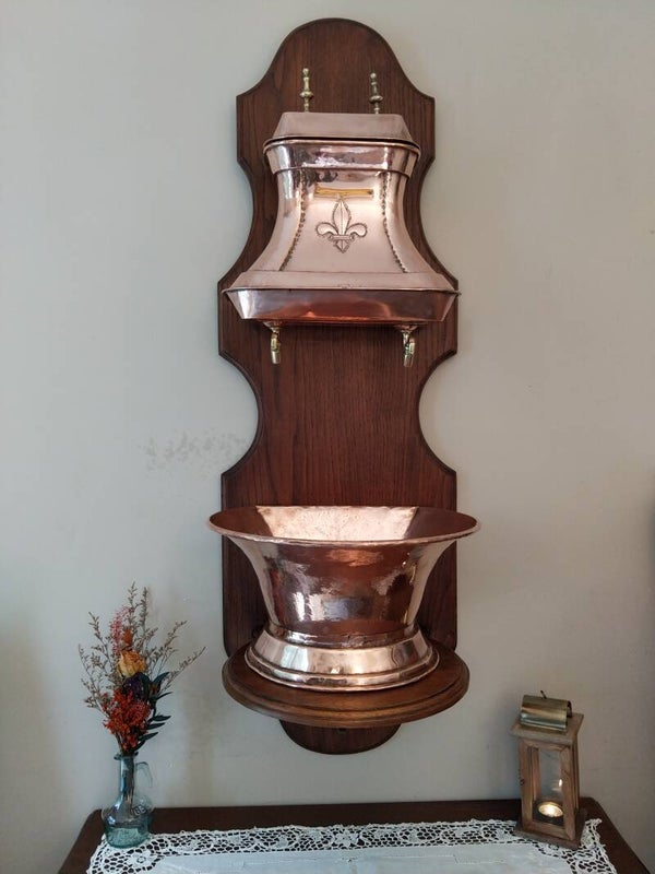 Monumentale fontaine ancienne en cuivre à décor de fleur de lys symbole de la royauté Française