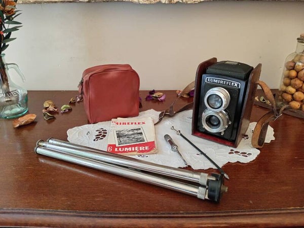 Rare appareil photo 6x6 Lumireflex avec sa sacoche, son flash et son trépied, années 50