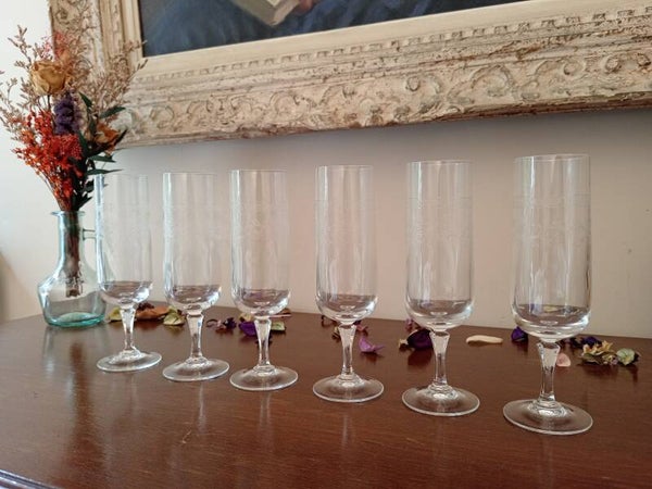 6 flûtes à champagne, verres gravés en cristal d'Arques modèle Matignon années 70