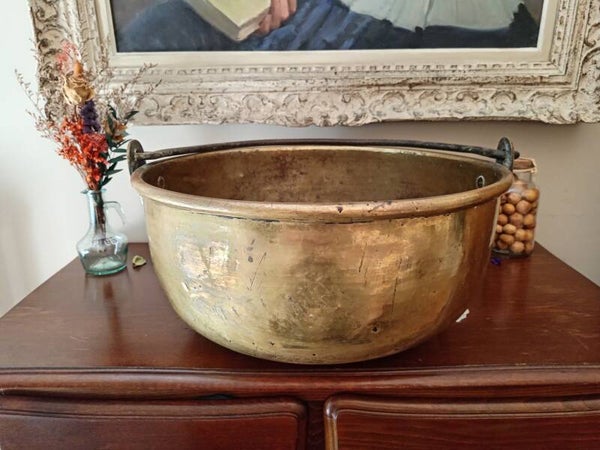 Grand chaudron en cuivre jaune ancien 3.6 kg, anse en fer forgé