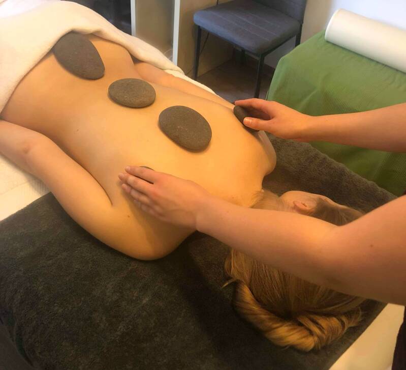 hotstonemassage bij nek-en schouderklachten bij vrouwen
