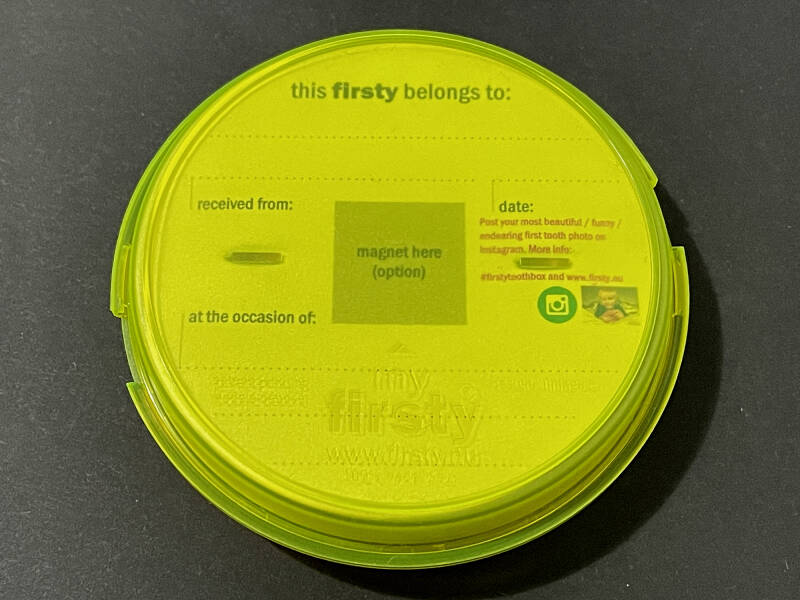 Voordelig 2x Tandendoosje - Firsty Round - Blauw/Geel - Meisje/Jongen - Inclusief Koelkastmagneten, Stickers en Logboekjes Nederlands
