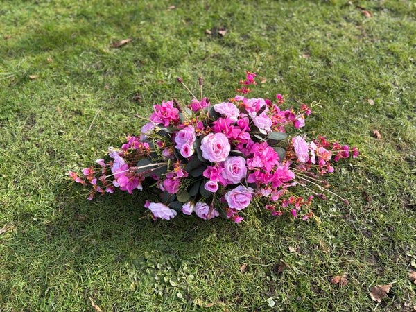 Roze rouwbloemstuk