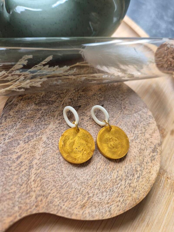Gold circle