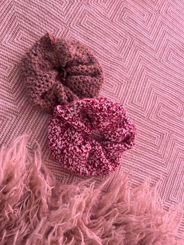 Scrunchie gehäkelt in rot / meliert und braun