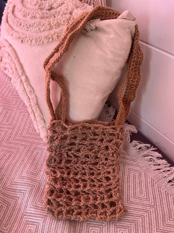 Kleine Jutetasche aus Paketschnur gehäkelt