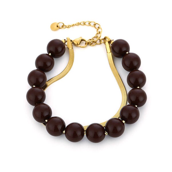 # 61 bruin met goud armbandje