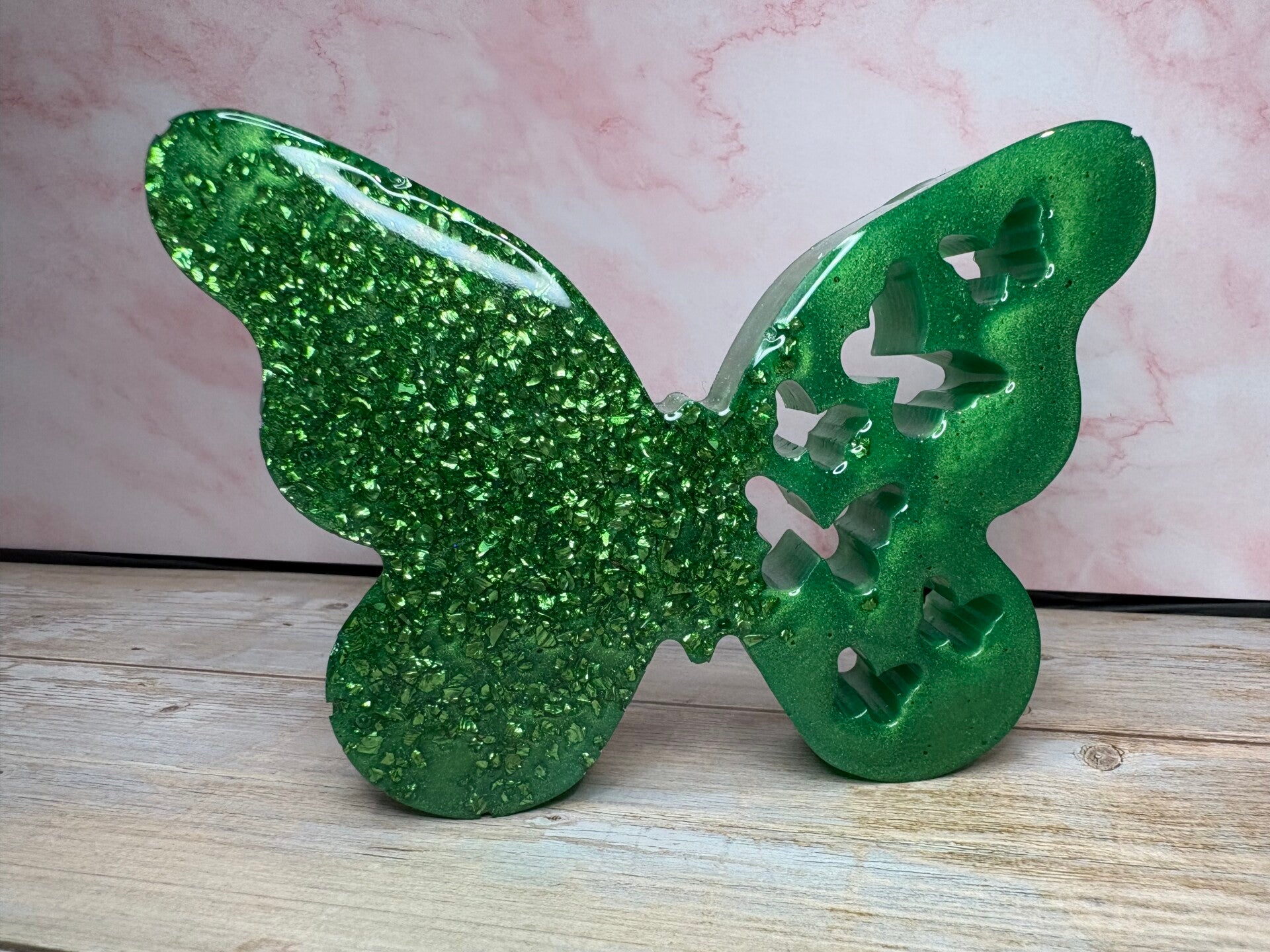 Funkelnder Schmetterling in Smaragdgrün
