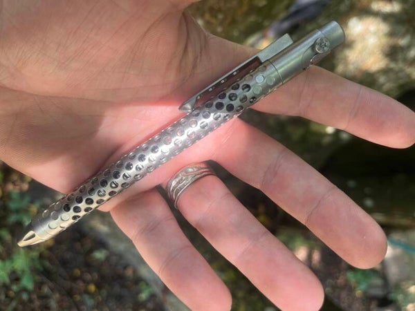 Sélection du Crisonaute - Stylo de défense deluxe en Titane