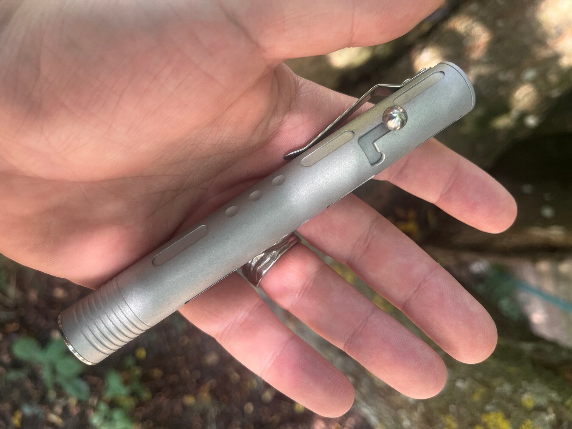 Sélection du Crisonaute - Lampe de poche grise