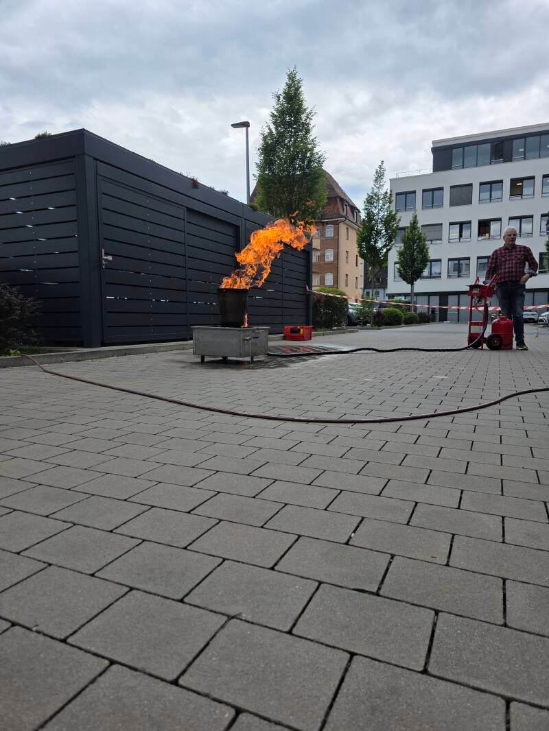 Wir schulen Ihre Mitarbeiter: Zertifizierte Brandschutzunterweisungen und praktische Löscher-Einweisungen für maximale Sicherheit im Betrieb.