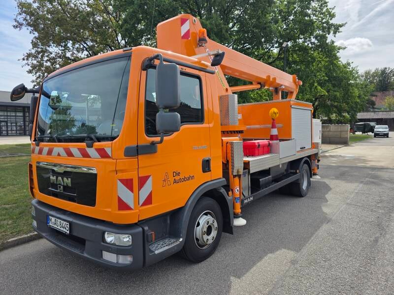 wt230.jpg Palfinger WT230 LKW-Hubarbeitsbühne bei der praktischen Bedienerausbildung