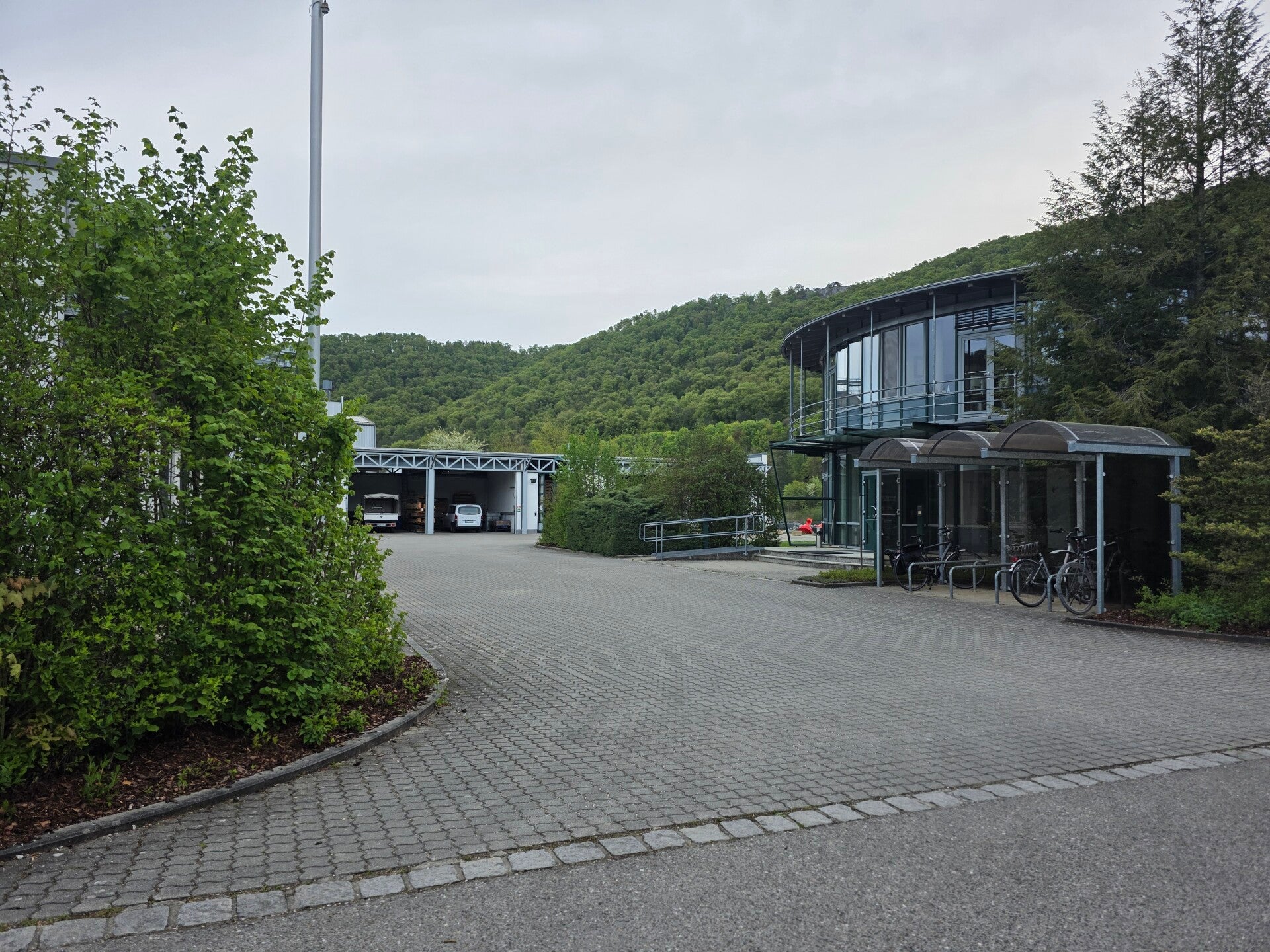 Ausbildung zum Staplerfahrer beim Außenbezirk Riedenburg (WSA): Spezialisierte Schulung für Bediener von Flurförderzeugen in der Wasserwirtschaft durch Hubbühnen Lux