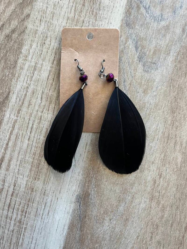 Oorbel met zwarte veer.