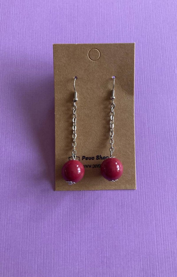 Rode kralen oorstekers