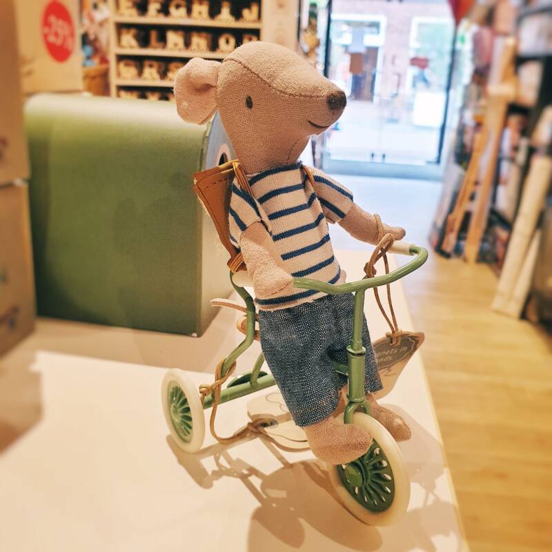 Een grote broer muis van Maileg op een driewielertje