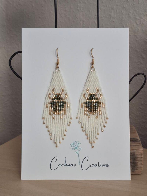 Scarabée Lumière – Franje Oorbellen in Ivoor, goud en olijfgroen iris