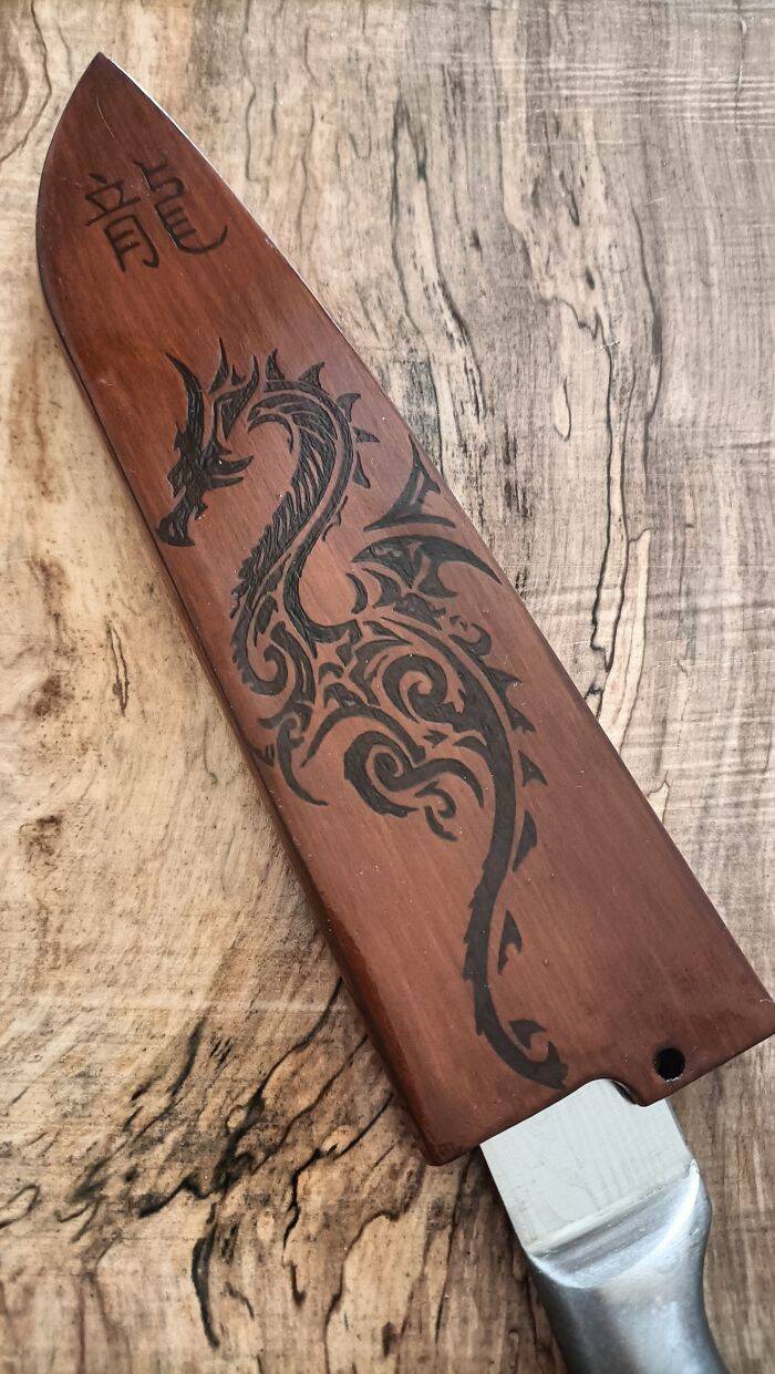 etui-personnalise-message-et-motif-dragon-gravure-sur-bois-standard-wlmnbh.jpg