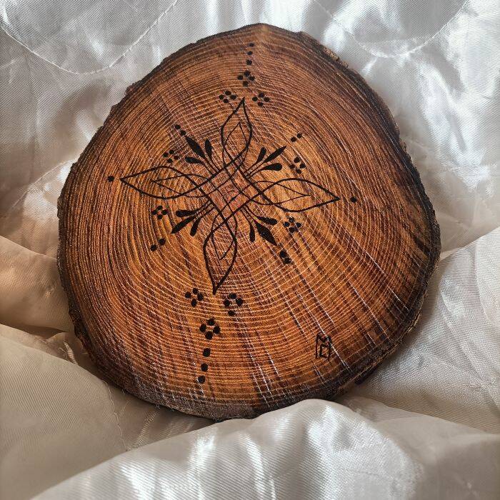 la-fabriclaire-idee-cadeau-rondin-dessous-de-plat-gravure-a-la-main-artisanal-noeud-de-sorciere-standard-s1lrwt.jpg