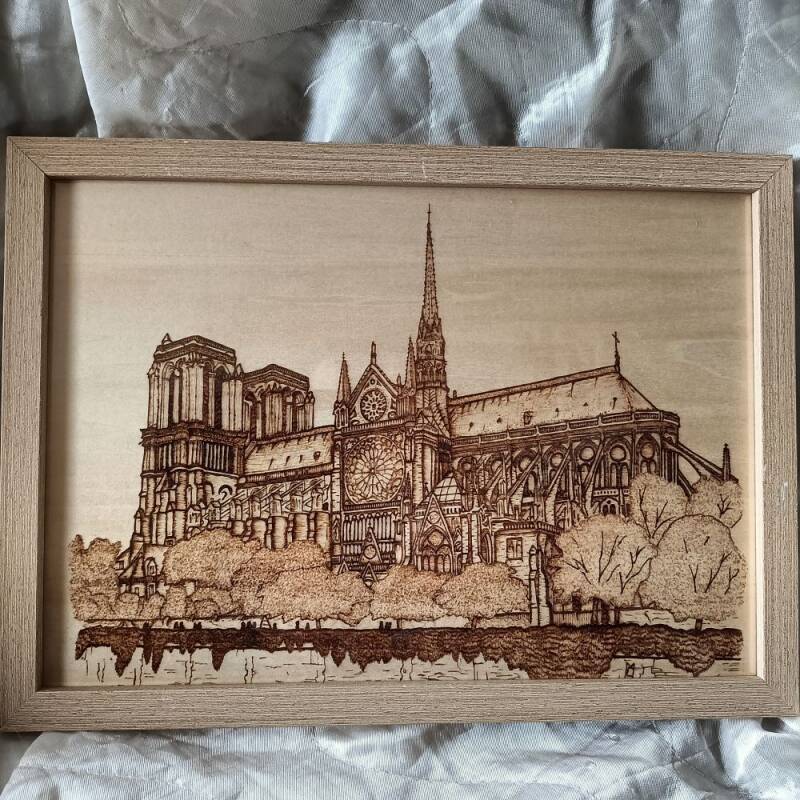 la-fabriclaire-notre-dame-de-paris-gravee-a-la-main-tableau-idee-cadeau-pyrogravure-standard-le63a2.jpg