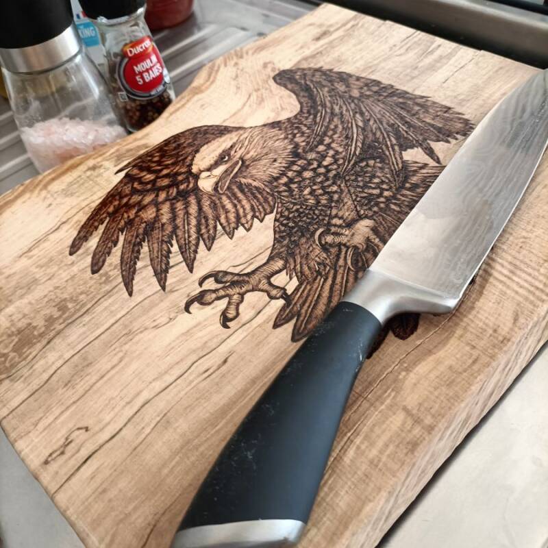 lafabriclaire-commande-personnalisee-planche-a-decouper-en-bois-pyrogravure-a-la-main-aigle-standard-31bi74.jpg